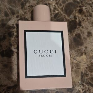 Gucci Bloom - Sophisticated Pink Essence